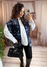 Charger l'image dans la galerie, Gilet sans manche motif bandana bleu marine SORI (36 au 46 )