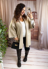 Charger l'image dans la galerie, Gilet beige bordure écru SOLENNE (38 au 48)