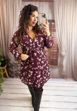 Charger l'image dans la galerie, Robe courte bordeaux fleurie blanche ADRIANNA (36 au 48)