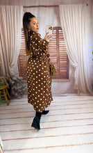Charger l'image dans la galerie, Robe chocolat à pois CAMÉLIA (40 au 48)