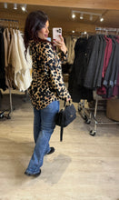 Charger l'image dans la galerie, Chemise motif léopard noir /camel LIO   (38 au 48 )