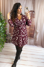 Charger l'image dans la galerie, Robe courte bordeaux fleurie blanche ADRIANNA (36 au 48)