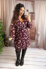 Charger l'image dans la galerie, Robe courte bordeaux fleurie blanche ADRIANNA (36 au 48)