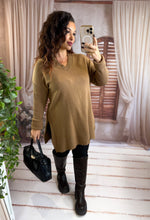 Charger l'image dans la galerie, Pull long fendu camel KATIA (38 au 46)