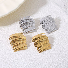 Charger l'image dans la galerie, Boucles d’oreilles argentées plaques larges superposées martelées