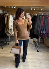 Charger l'image dans la galerie, Top à manches longues camel FIONA (36 au 50)