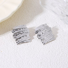 Charger l'image dans la galerie, Boucles d’oreilles argentées plaques larges superposées martelées