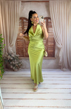 Charger l'image dans la galerie, Robe satiné verte LYA (36 au 40)